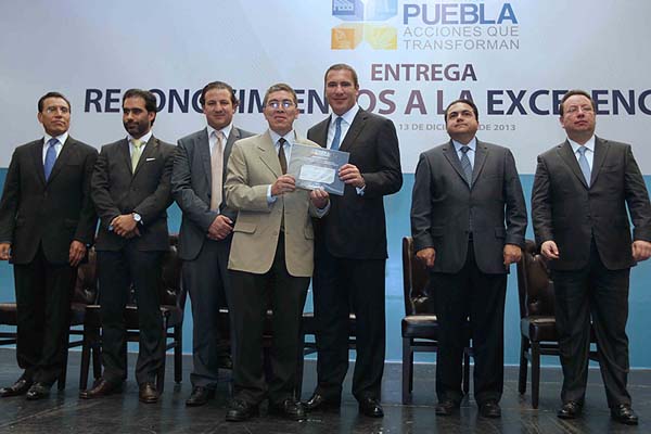 Gobernador en la entrega de reconocimiento a trabajadores.