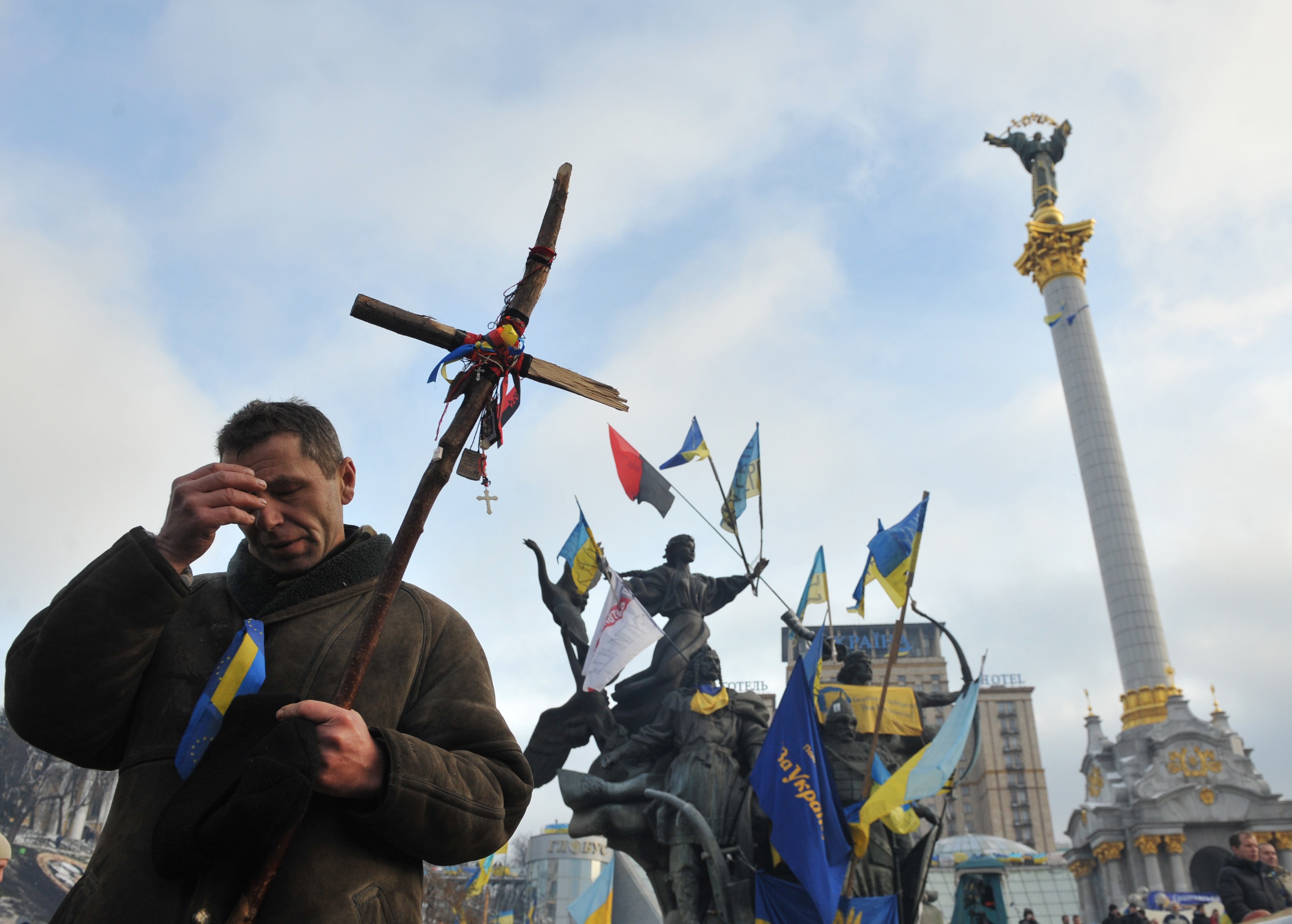 Un manifestante proeuropeo se persigna durante una misa en la plaza de la Independencia en Kiev