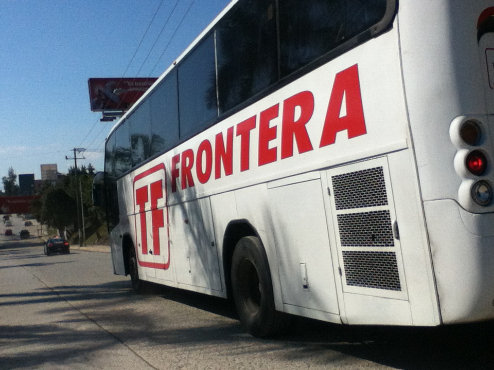 Nuevo grupo de indocumentados centroamericanos es detenido en carretera.