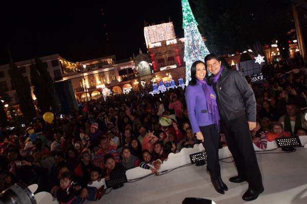 El edil Eduardo Rivera Pérez y Liliana Ortiz de Rivera, Presidenta del DIF municipal, inauguraron la "Ciudad Mágica… Ilumina tu Navidad”.