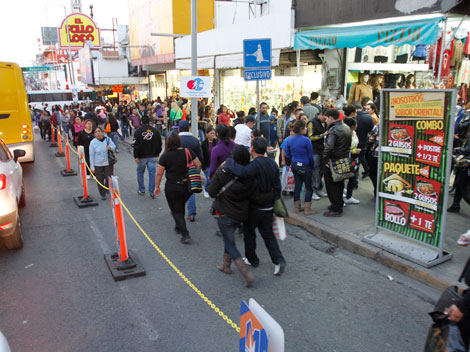 La afluencia de compradores ha aumentado en el centro de la ciudad.