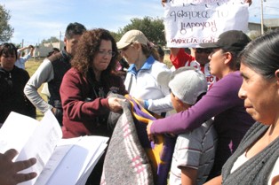 Maricela Contreras entregó cobertores