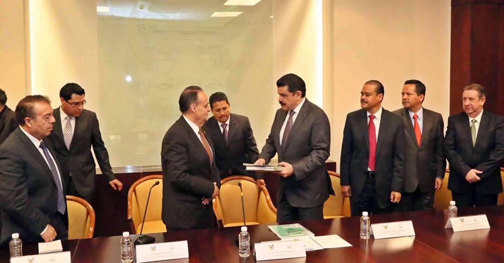 Relación institucional entre gobierno estatal y la UAEH se estrechan en salutación de fin de año