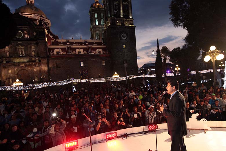El alcalde Eduardo Rivera en el Zócalo de Puebla por las posadas navideñas.