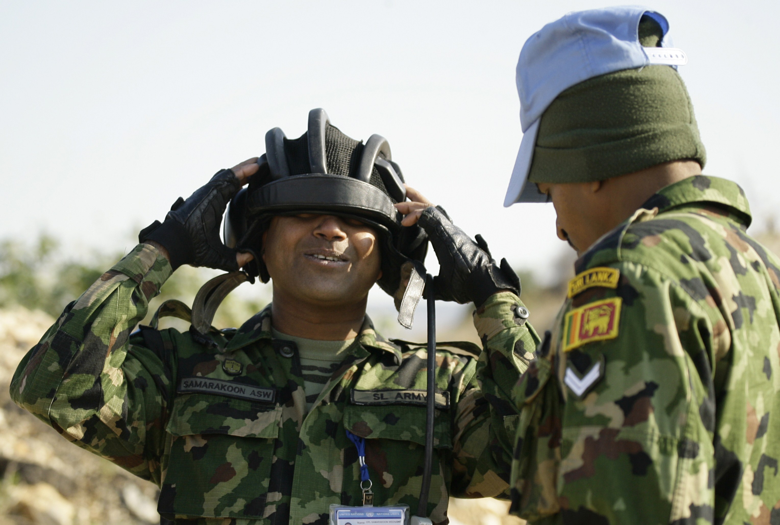 Un casco azul de la ONU en Líbano natural de Sri Lanka se pone su casco mientras hace guardia en la frontera israelo-libanesa en Ras al Naqura 