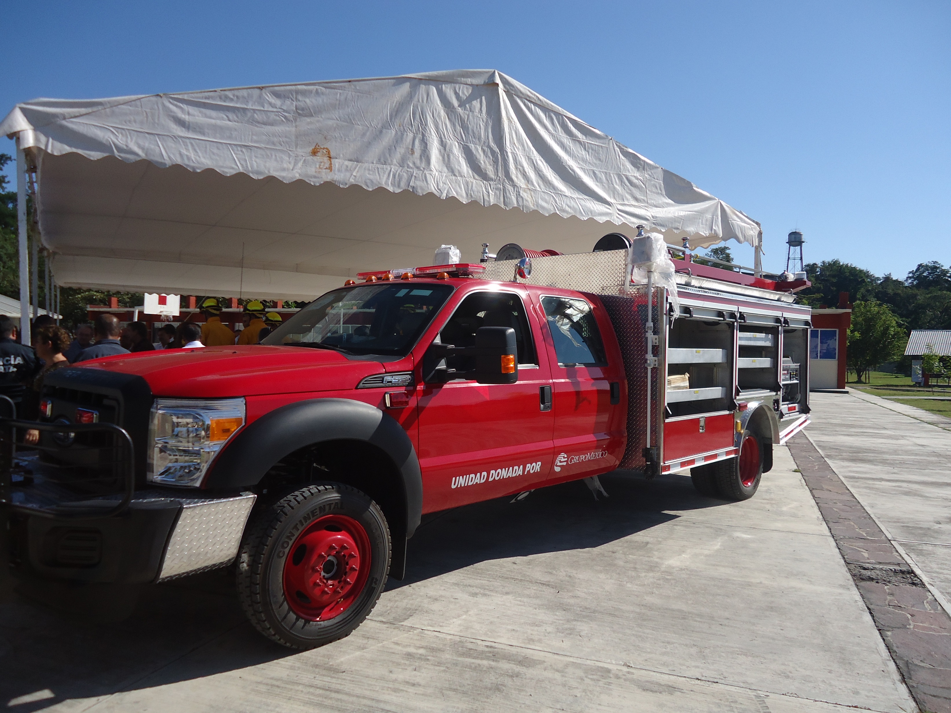 Dona empresa motobomba contra incendios forestales.
