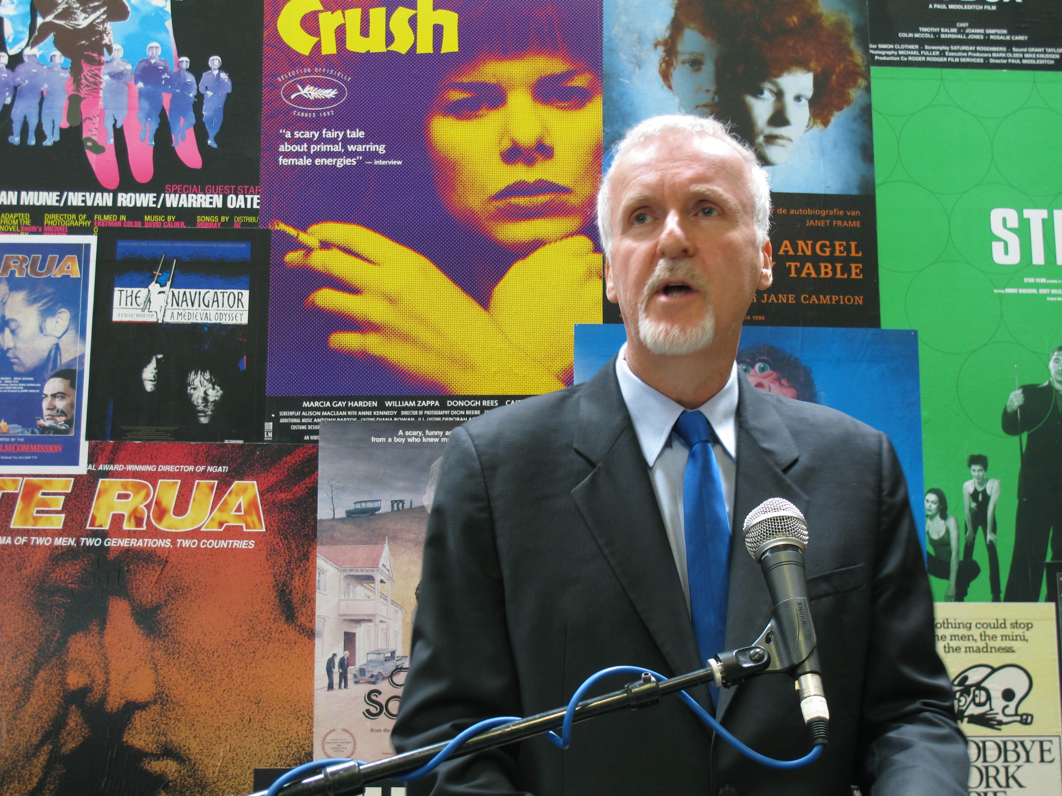 El director James Cameron en conferencia. 
