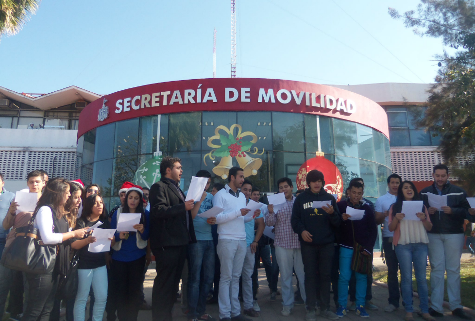 Los inconformes realizaron una posada manifestación a las afueras de la Secretaría de Movilidad.