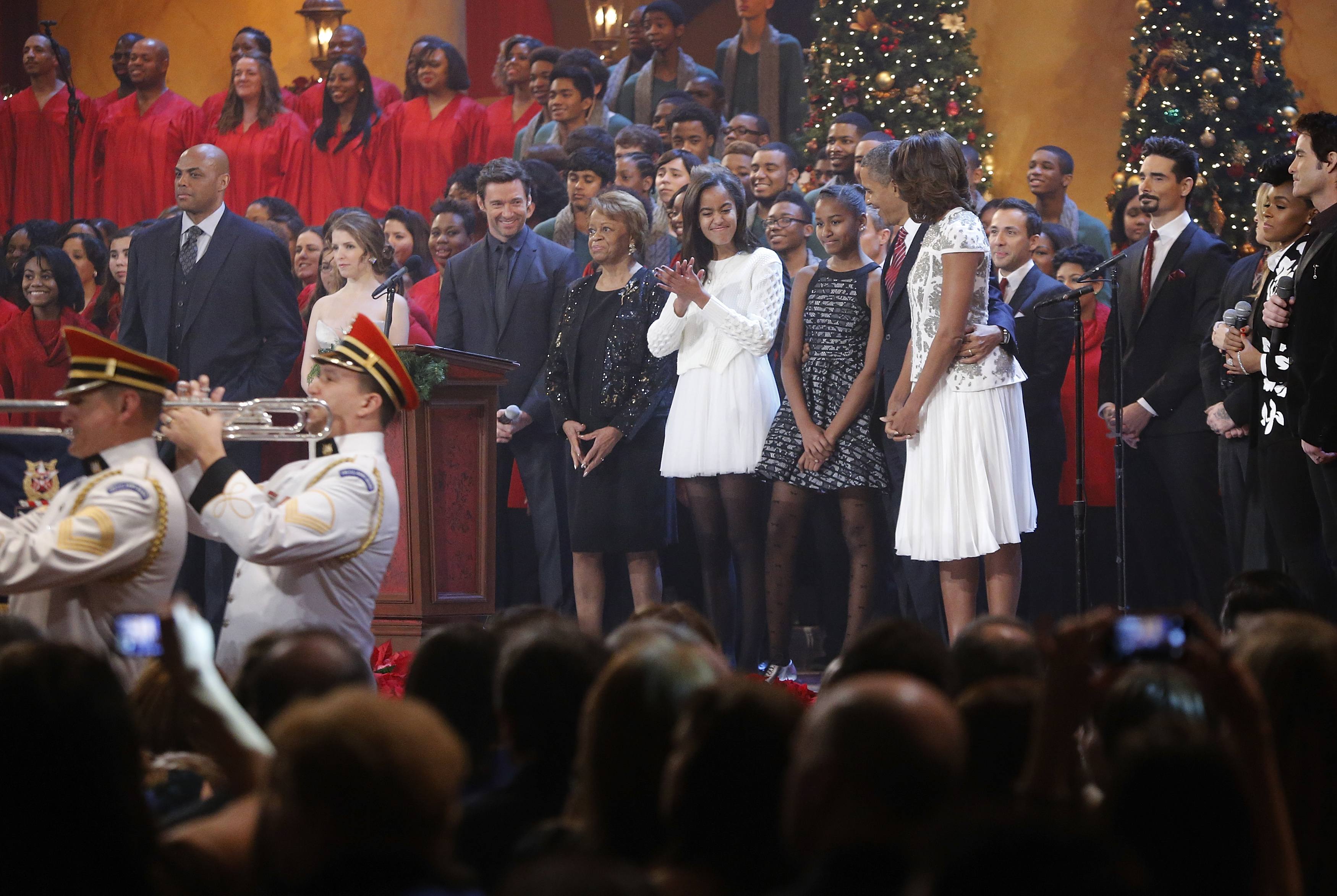 El presidente Barack Obama y su familia asistieron al 32do concierto anual de "Christmas in Washington" .