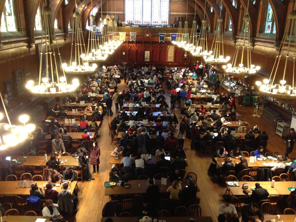 La Universidad de Harvard ordenó el desalojo en cuatro lugares del campus: centro de ciencia, Thayer, Sever y Emerson, por un reporte "sin confirmar" 