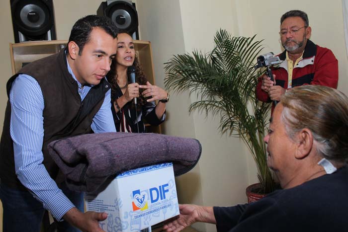 El director general del Sistema Estatal DIF, Carlos Julián, en gira de trabajo por la Sierra Norte.