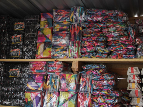 La feria del cohete fue instalada a un costado de la carretera a Laredo. 