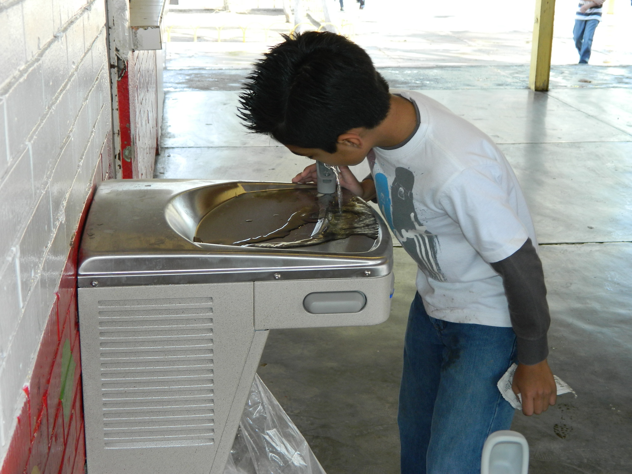 Instalan 290 bebederos en escuelas de la demarcación