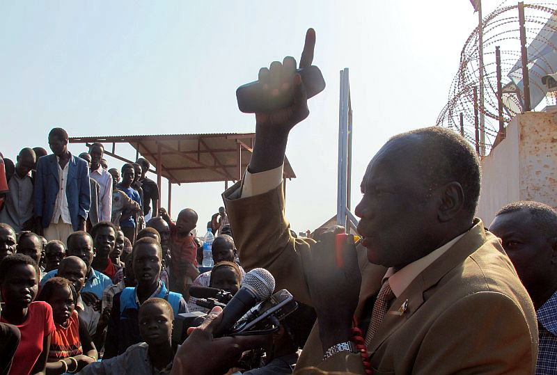 Micheal Makuei Lueth, ministro del Interior, urge a civiles reunidos cerca del aeropuerto de Juba a no regresar a sus hogares por seguridad