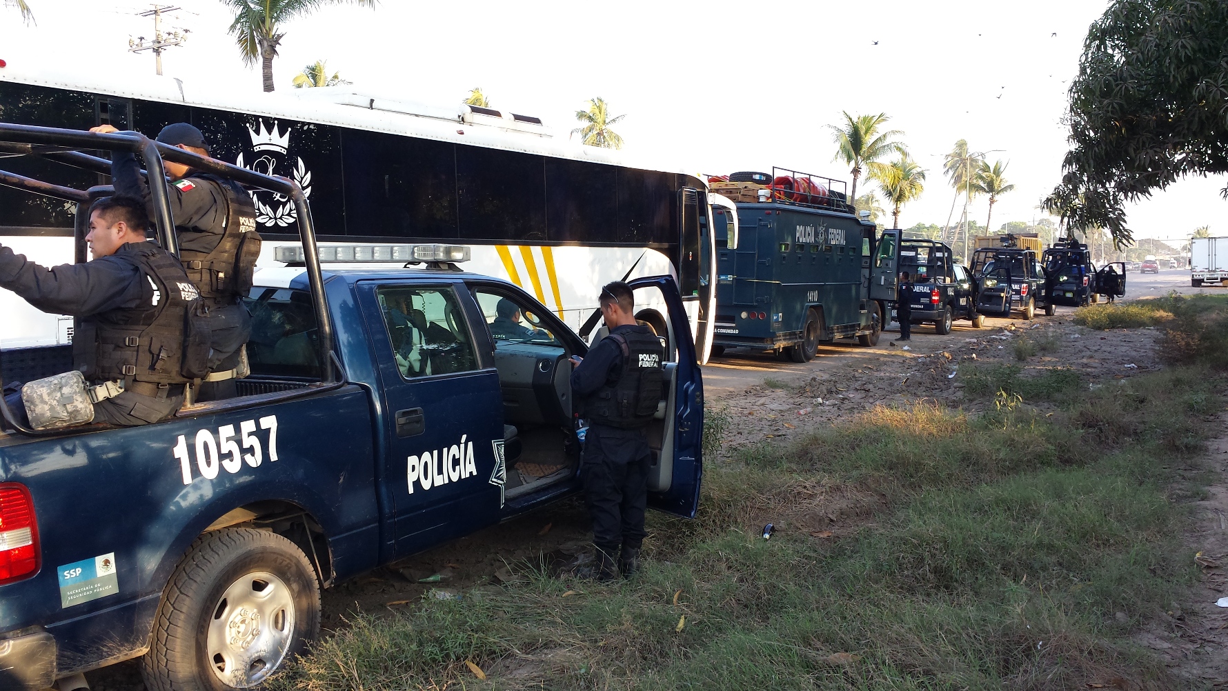 Los uniformados arribaron abordo de dos autobuses, 20 camionetas y un camión “rinoceronte” blindado.