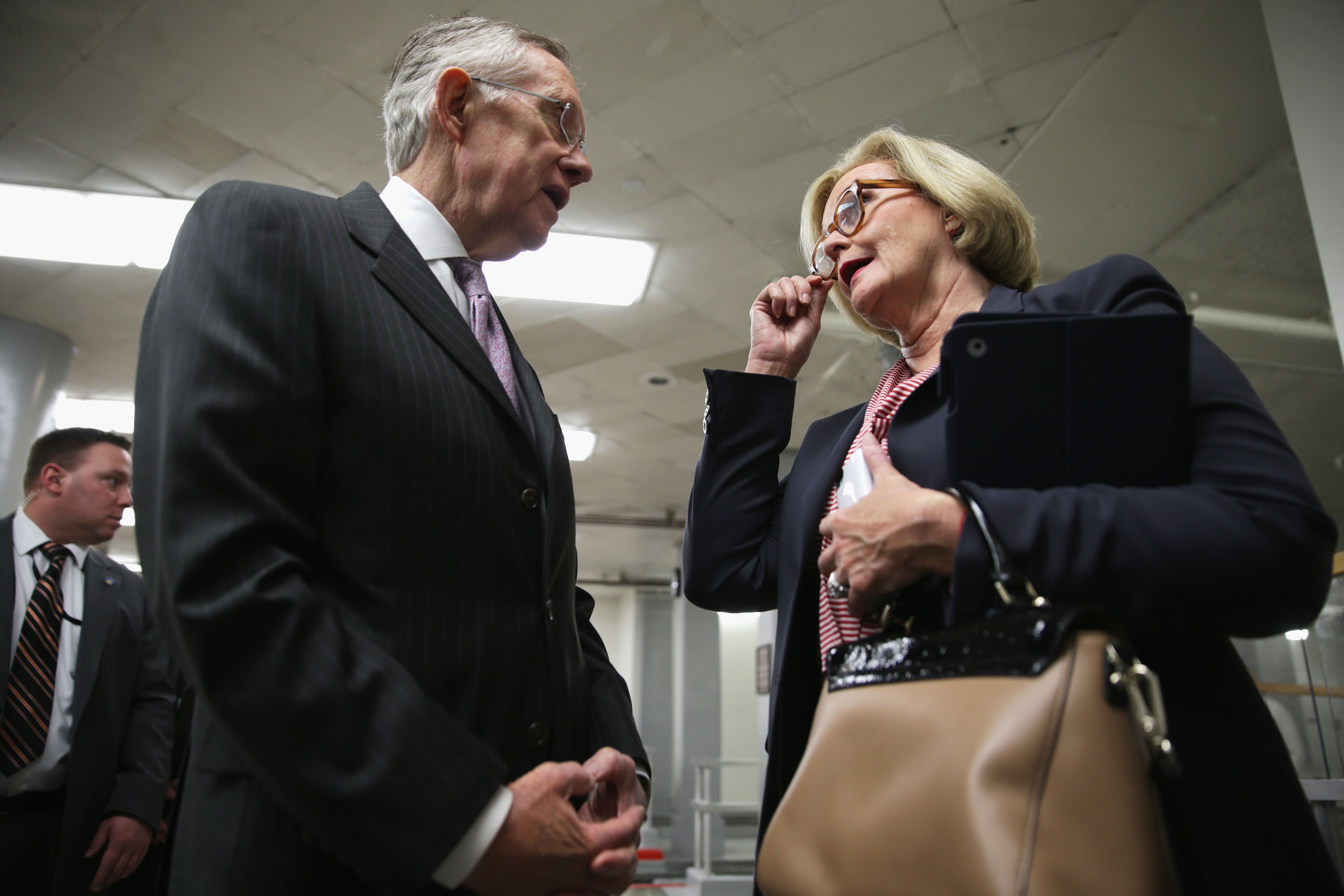 El líder de la mayoría demócrata en el Senado, Harry Reid, habla con la senadora Claire McCaskill (d), después de votar el presupuesto