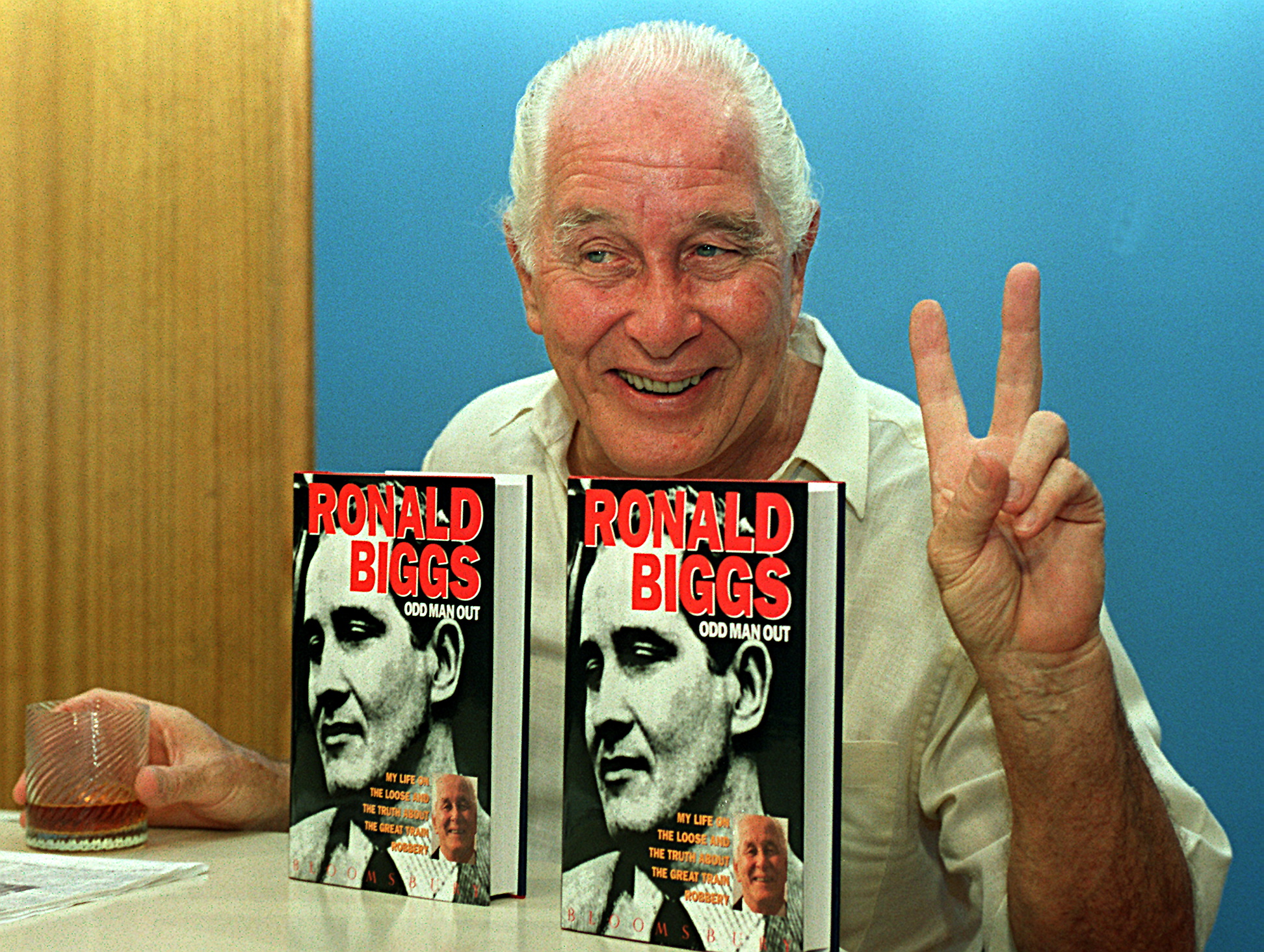 Ronnie Biggs hace el signo de la victoria al presentar su autobiografía "Odd Man Out" en enero de 1994 en Rio de Janeiro