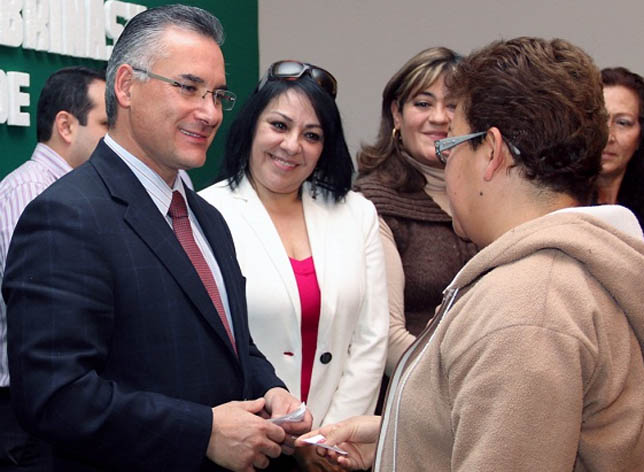 Entrega de aguinaldos navideños en Tlalne, Pablo Basáñez