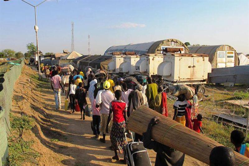  Un grupo de civiles en busca de refugio, en el recinto de la UNMISS, la misión de la ONU, en Bor, Sudán del Sur 