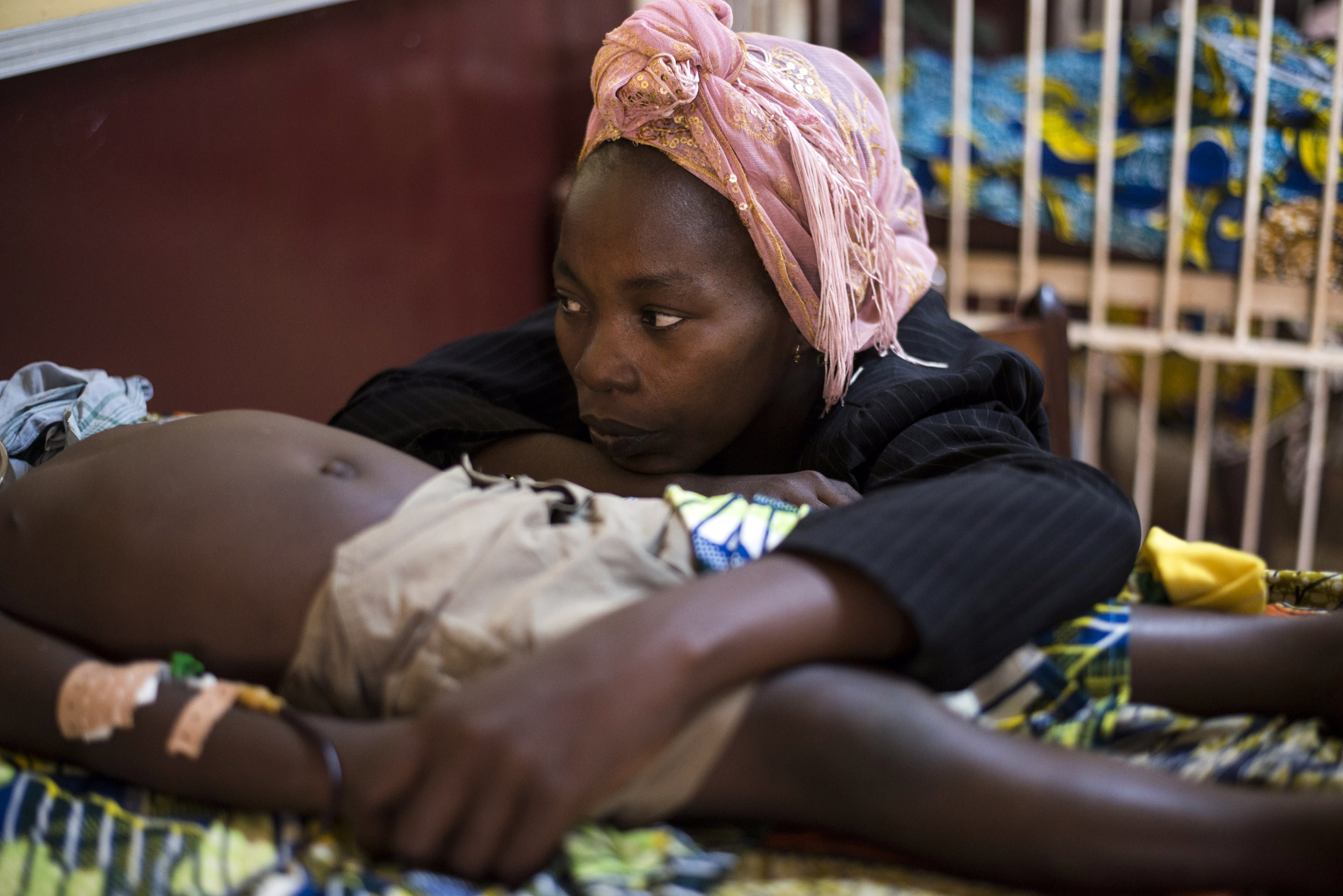 Una madre centroafricana, junto a su hijo enfermo de malaria en el hospital pediátrico de Bangui