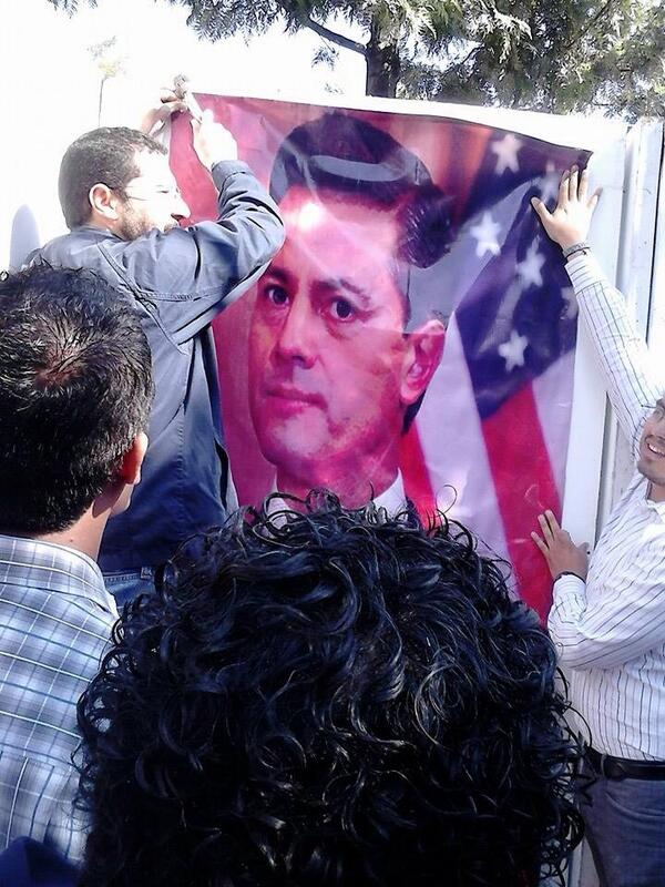 Morena colcó en un muro una imagen del presidente Enrique Peña Nieto y los nombres de los legisladores que votaron a favor de la reforma energética.