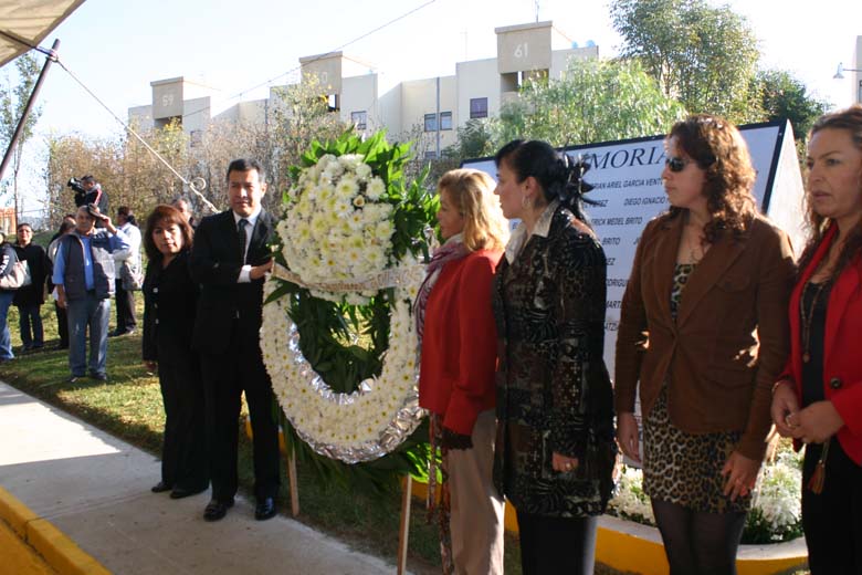 Ofrenda floral en memoria de las víctimas de la explosión.