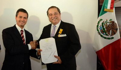 El presidente Enrique Peña Nieto impuso al Cónsul Honorario de México en Esmirna, Kemal Colakoglu, la Condecoración de la Orden Mexicana del Águila Az