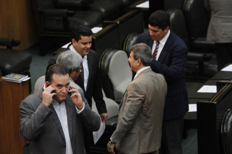 Rodríguez Dávila minimizó el tema, pues pueden entrar suplentes por el momento.