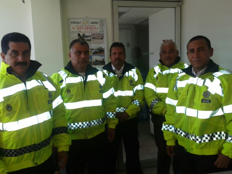 Entregan uniformes de invierno a agentes viales