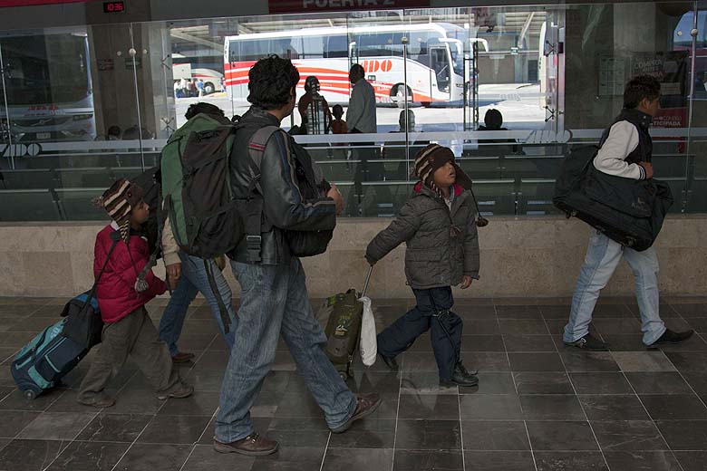 Familias llegan a la Central de Autobuses de Puebla CAPU.