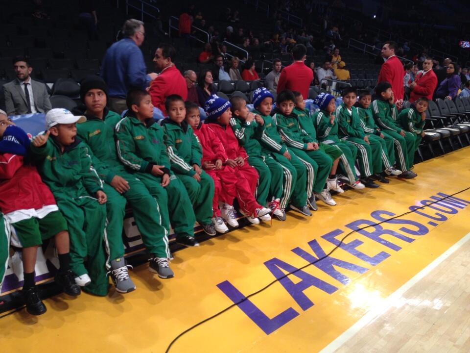 Los niños triquis asistieron a un partido de los Lakers contra los Timberwolves de Minnesota.