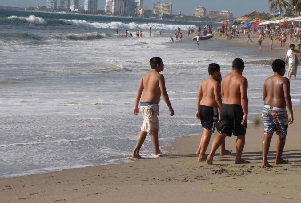 Turistas nacionales comienzan a llegar a Puerto Vallarta. 