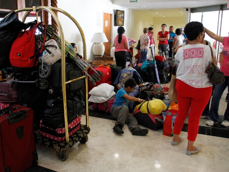 Turistas varado por la contingencia del huracán 'Manuel' en Guerrero.