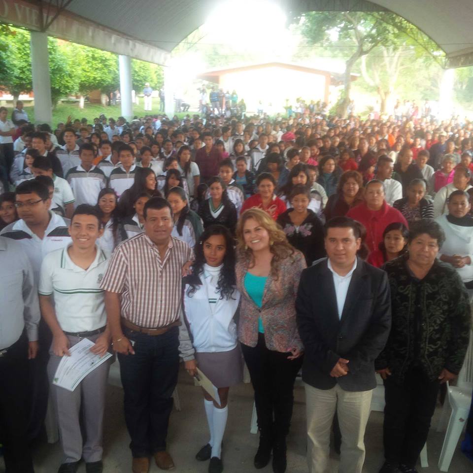 Alumnos con excelentes promedios serán apoyados con becas.