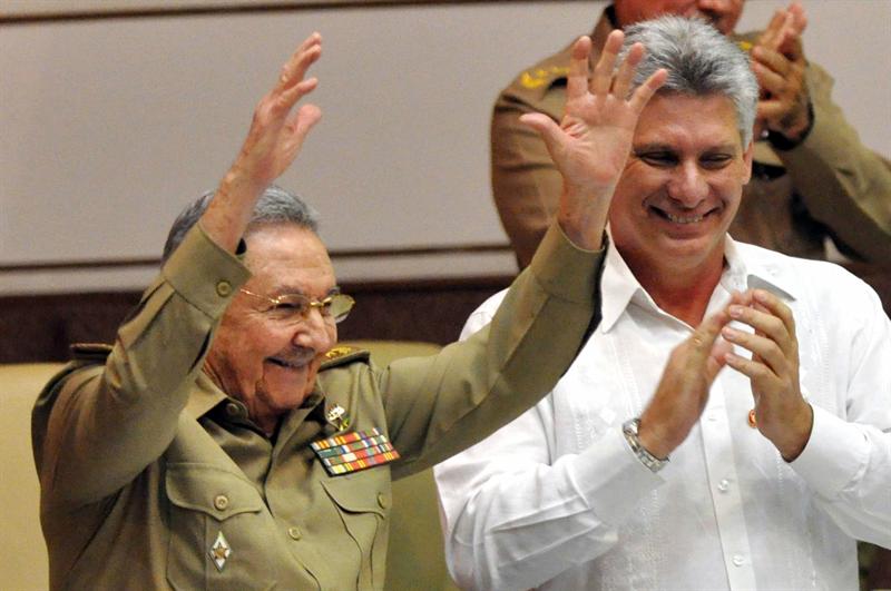 Raúl Castro (i) y el primer vicepresidente del Consejo de Estado, Miguel Diaz-Canel (d), saludan al concluir el discurso del mandatario