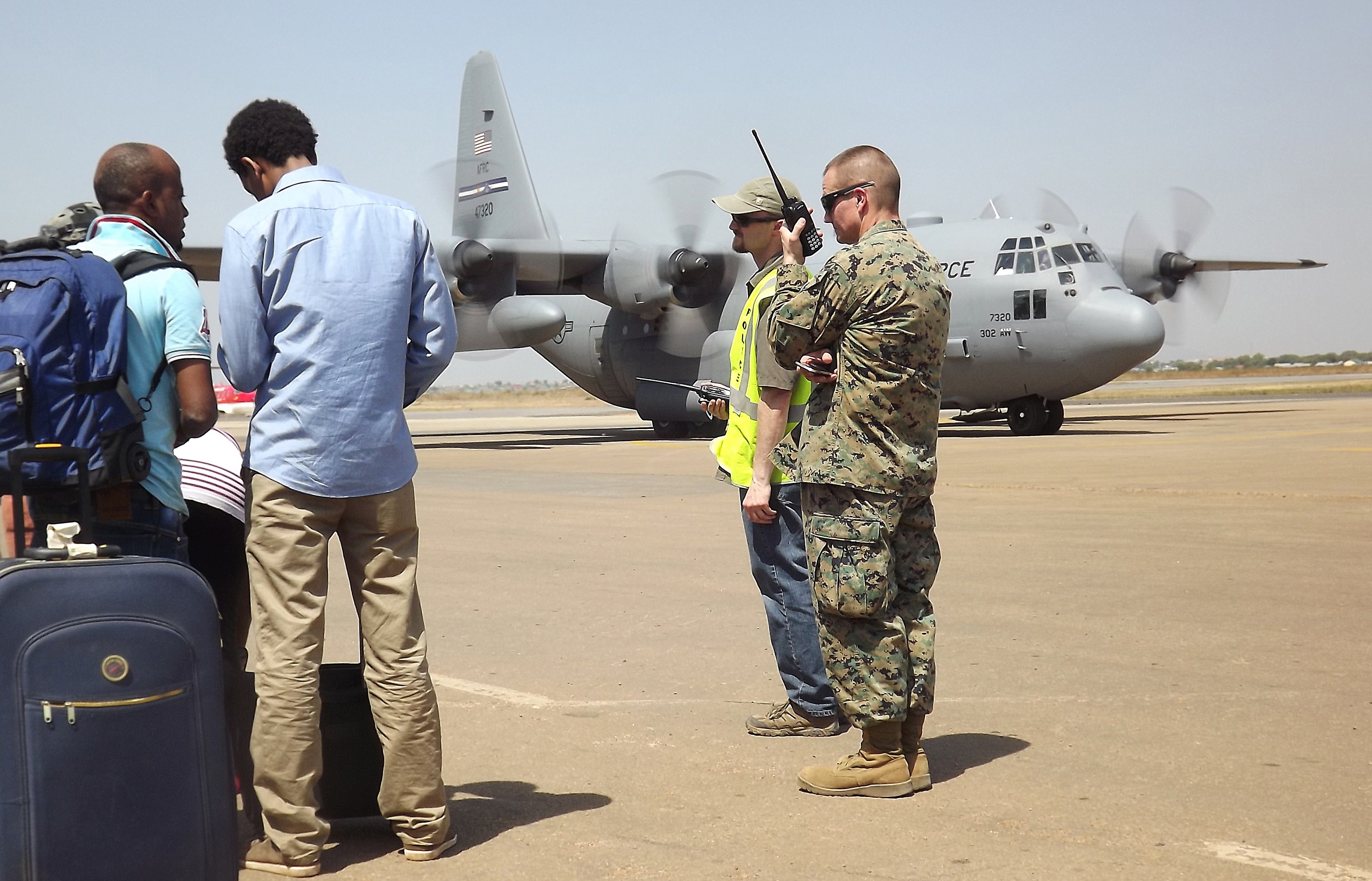 Un soldado de EU vigila mientras un transporte militar espera la llegada de ciudadanos estadunidenses para ser evacuados en Juba