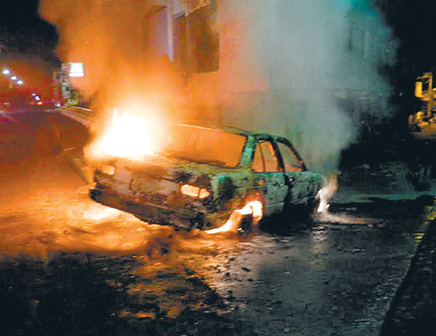 Uno de los vehículos que fue incinerado por los gatilleros.