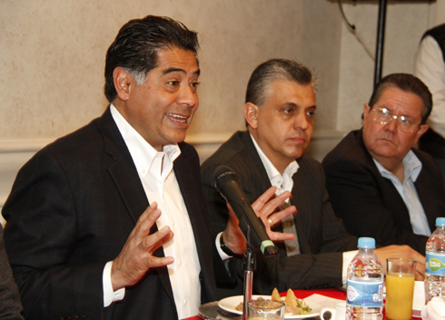 En un encuentro con medios de comunicación, el gobernador enumeró los beneficios de las reformas estructurales.