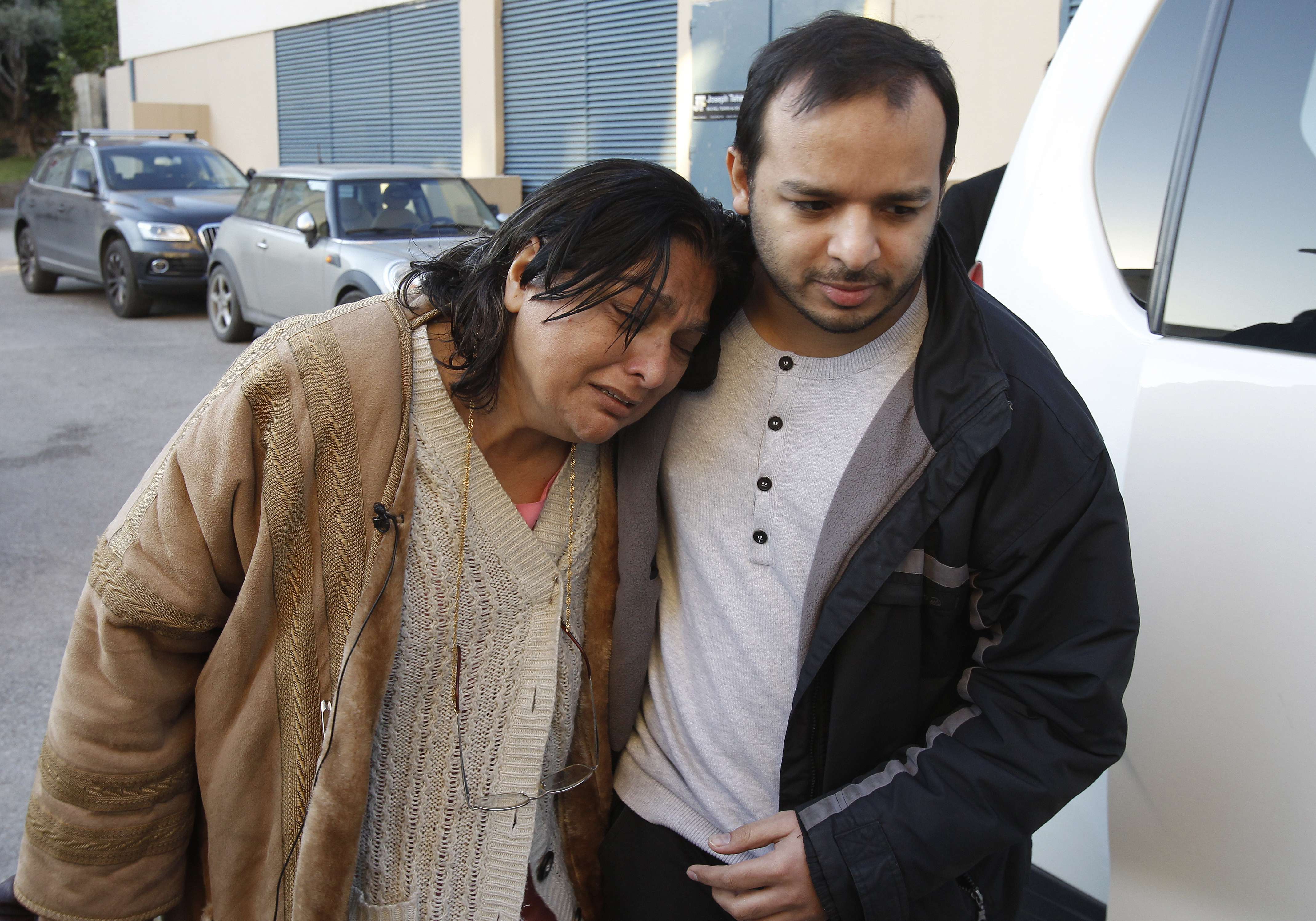 Fatima, la madre de Abas Khan, el doctor británico fallecido, llora junto al hermano de Abas al llegar al hospital Hotel Dieu en Beirut 