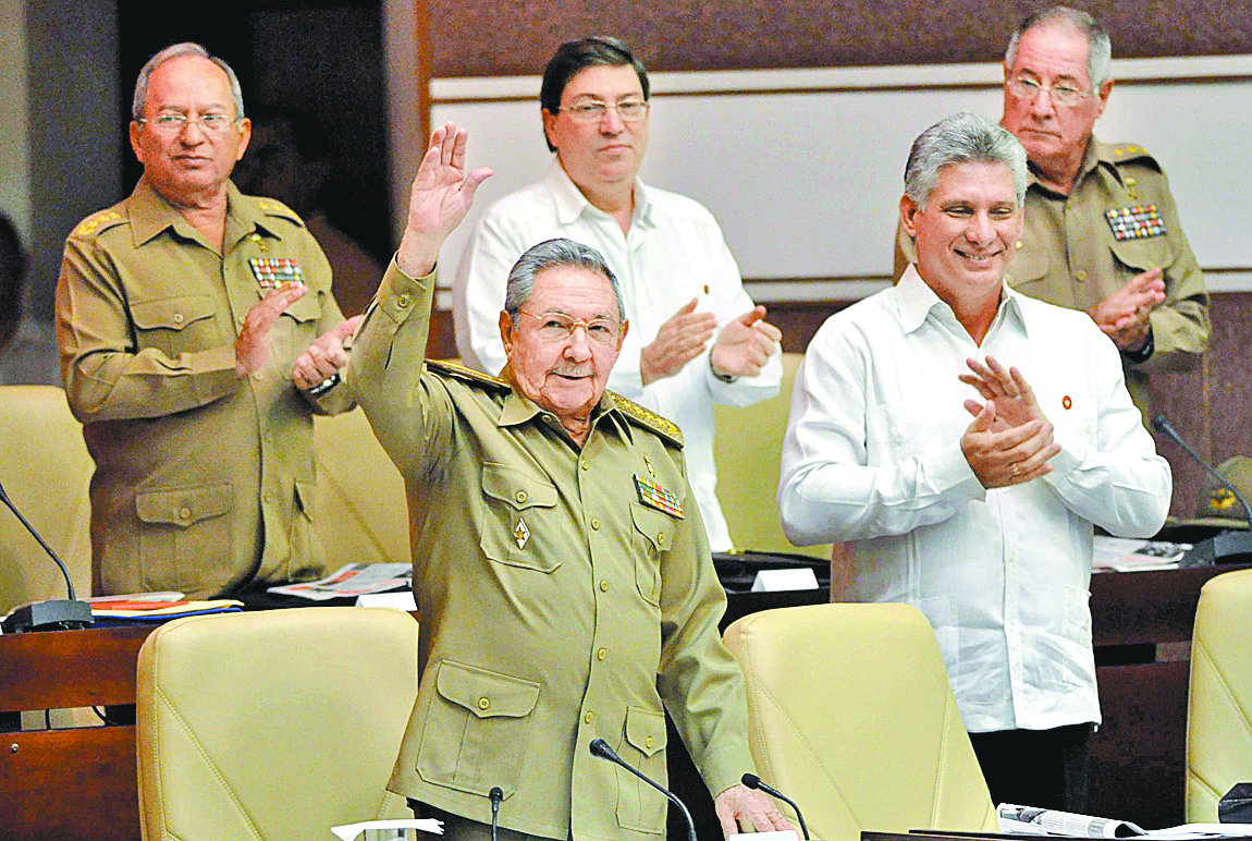 Raúl Castro (c) y el vicepresidente del Consejo de Estado, Miguel Diaz-Canel (d), ayer en la Asamblea Nacional.