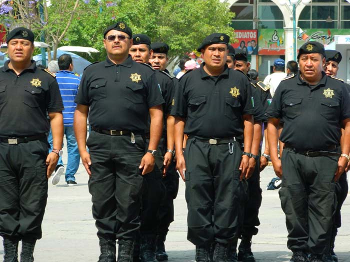 Existen casos en que policías están relacionados con delitos.