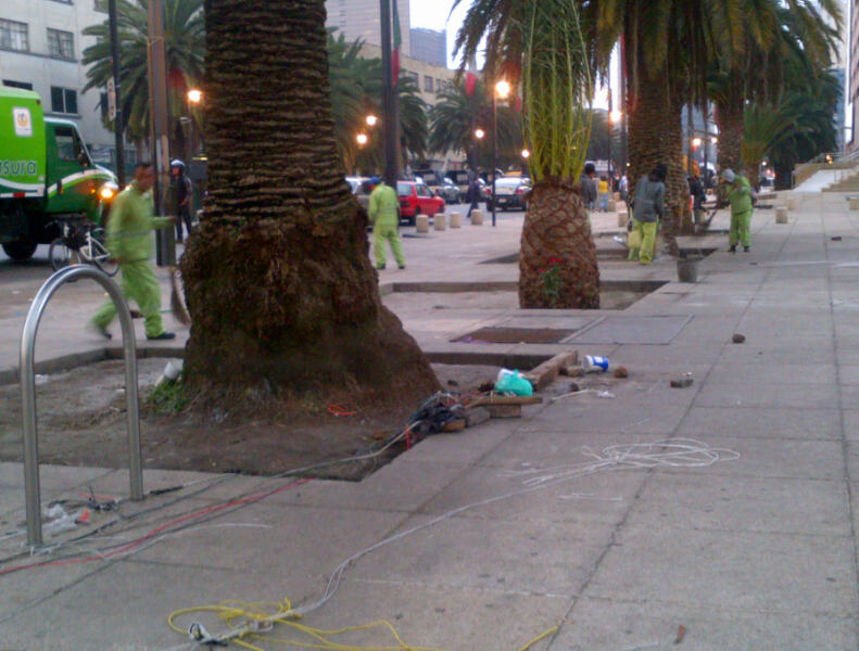 Limpian avenida de La República tras repliegue de los maestros de la CNTE.