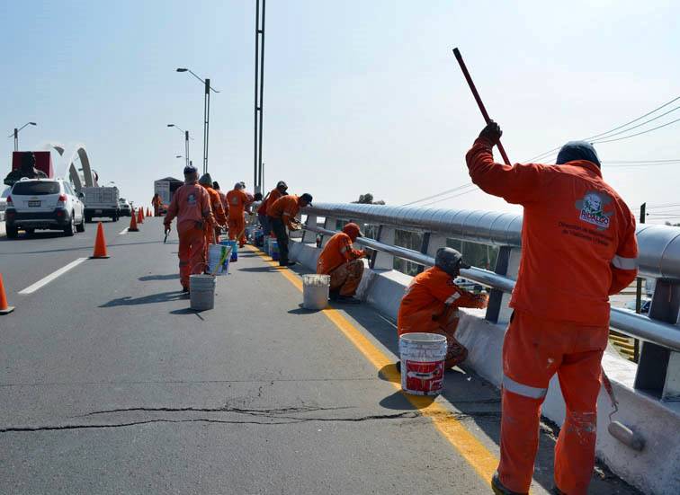 En las orillas del distribuidor vial se colocaron contenedores de cien litros de agua cada uno, para llegado el caso de coalición amortigüen los efect