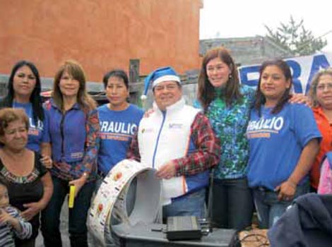 Panistas ayudan a María del Carmen Pérez Gutiérrez y su familia. 