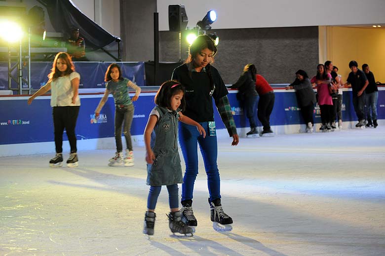Poblanos en la pista de hielo en el Centro Expositor.