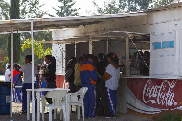 Venta de comida chatarra en Centro Escolar Comunitario del Sur en Castillotla.