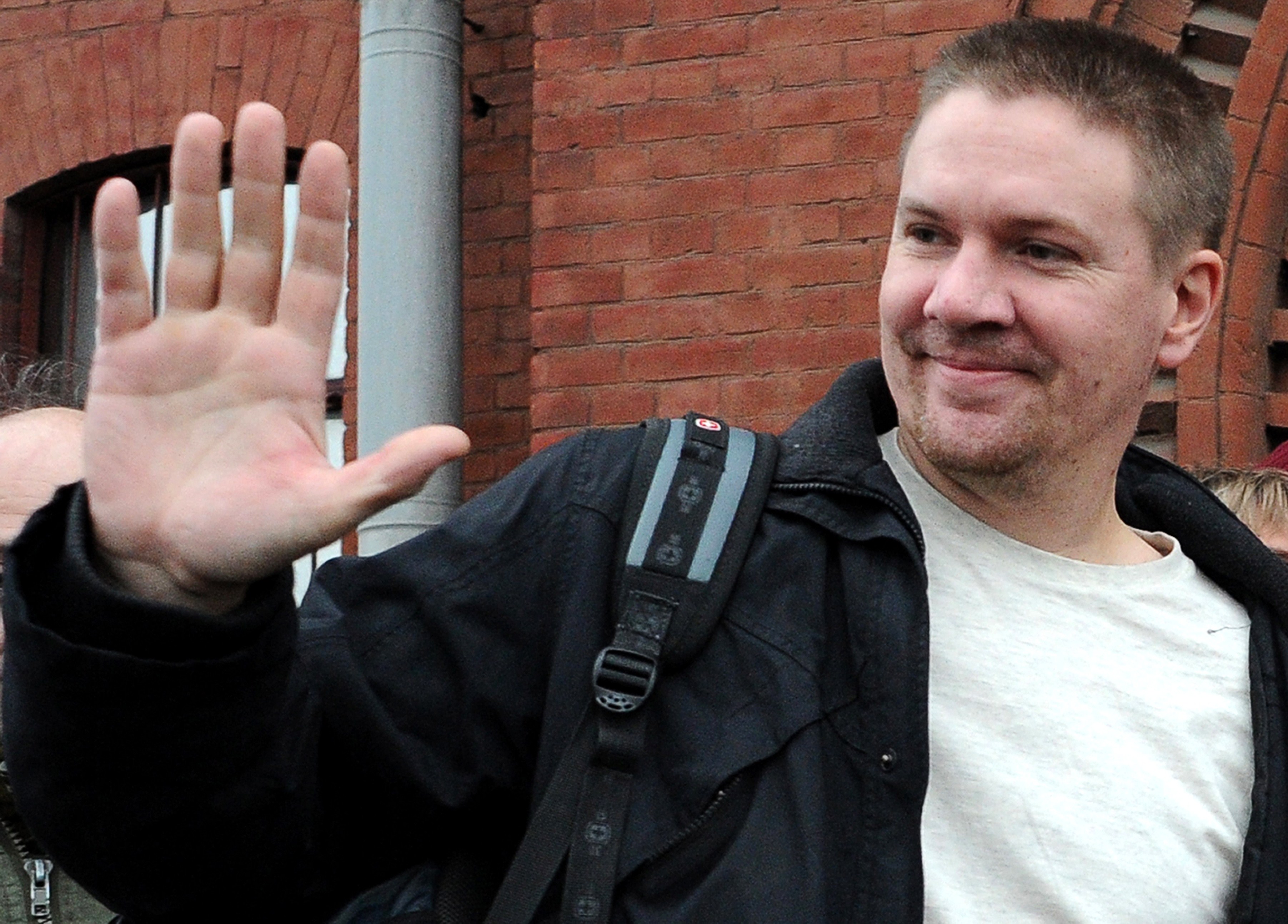 El activista británico de Greenpeace International, Anthony Perrett al dejar el centro de detención en San Petersburgo