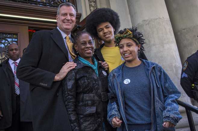 Chiara de Blasio (d) junto a su familia después de votar en las últimas elecciones a la alcaldía de Nueva York