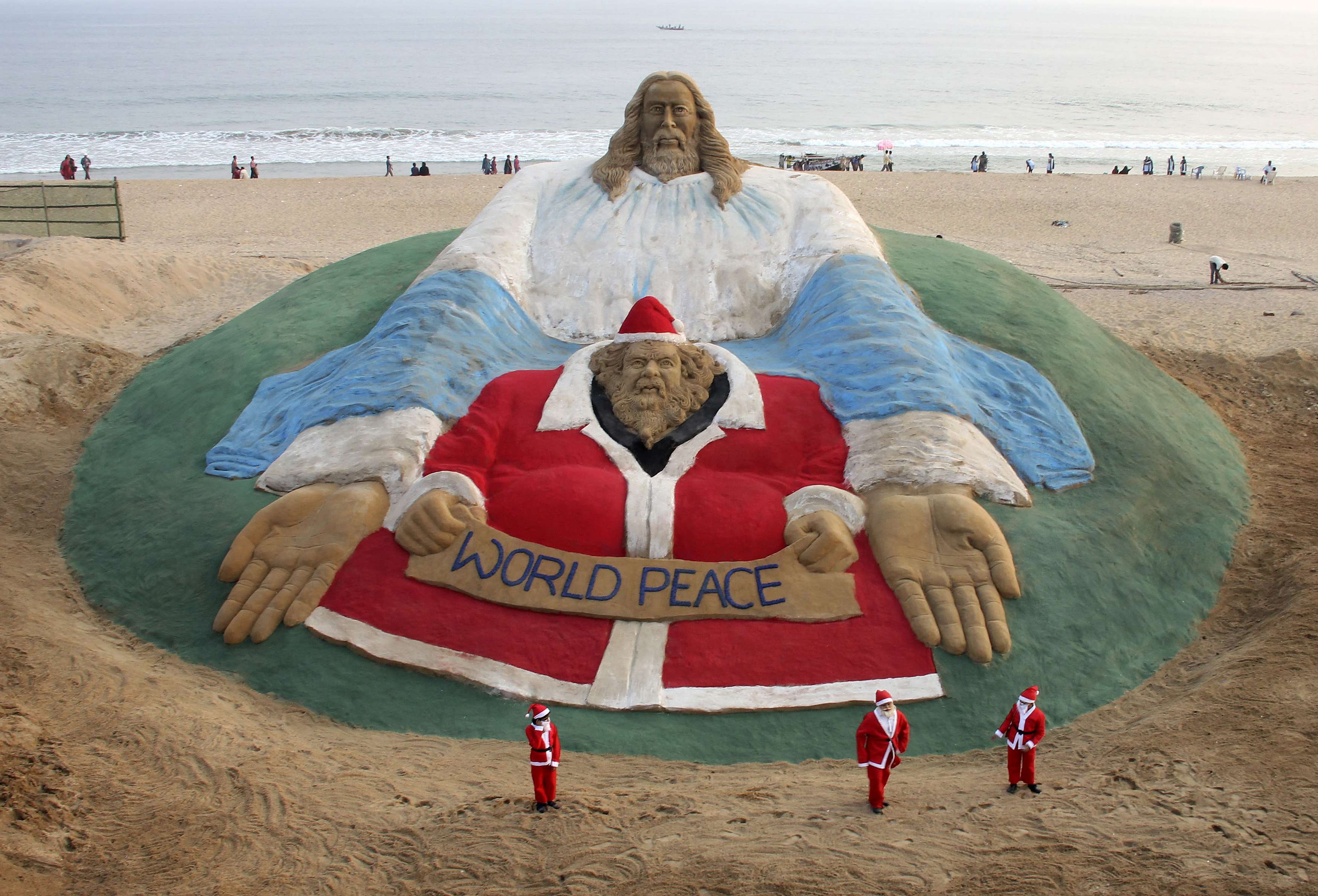 Una escultura de arena se instaló en la playa Puri, al este de India 