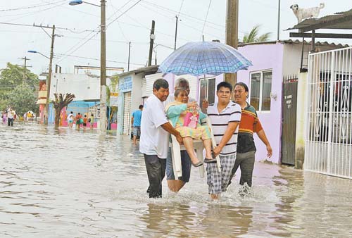 Habitantes de Centro ayudan a vecinos de la tercera edad a transportarse.
